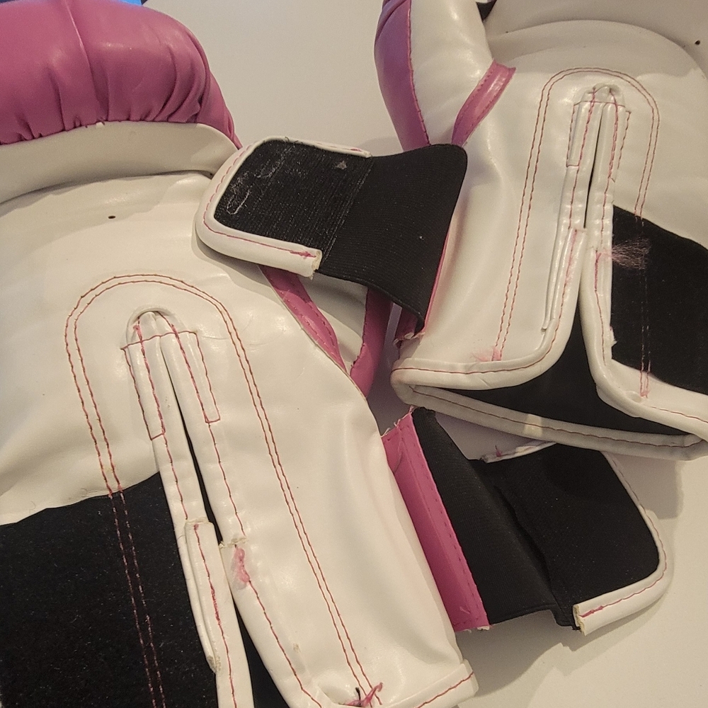 Pink Everlast Boxing Gloves - Picture 3 of 4